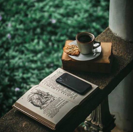 Обожаю простые удовольствия. Это последнее прибежище для сложных натур.