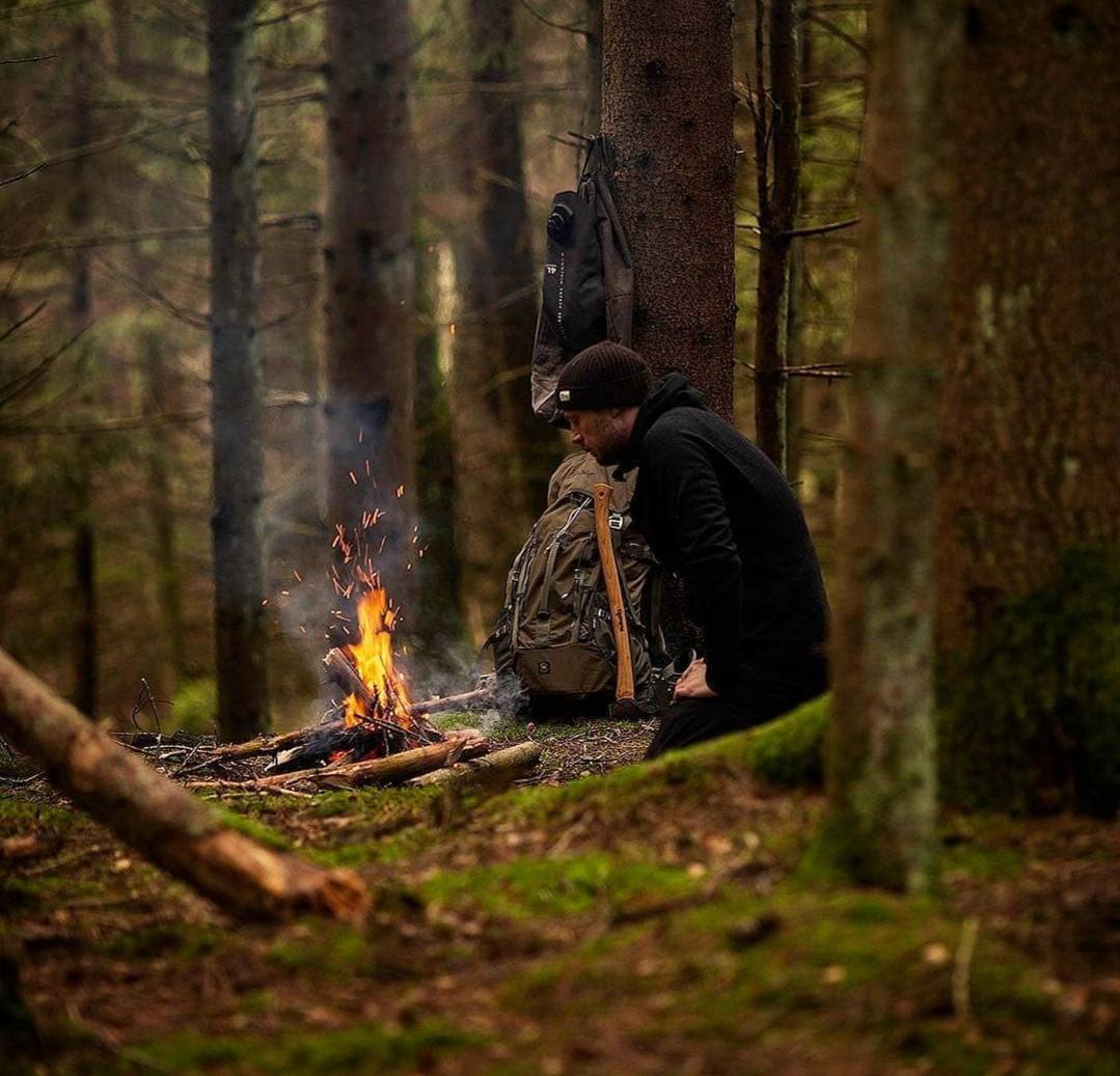Кто не любит одиночества - тот не любит свободы, ибо лишь в одиночестве можно быть свободным.