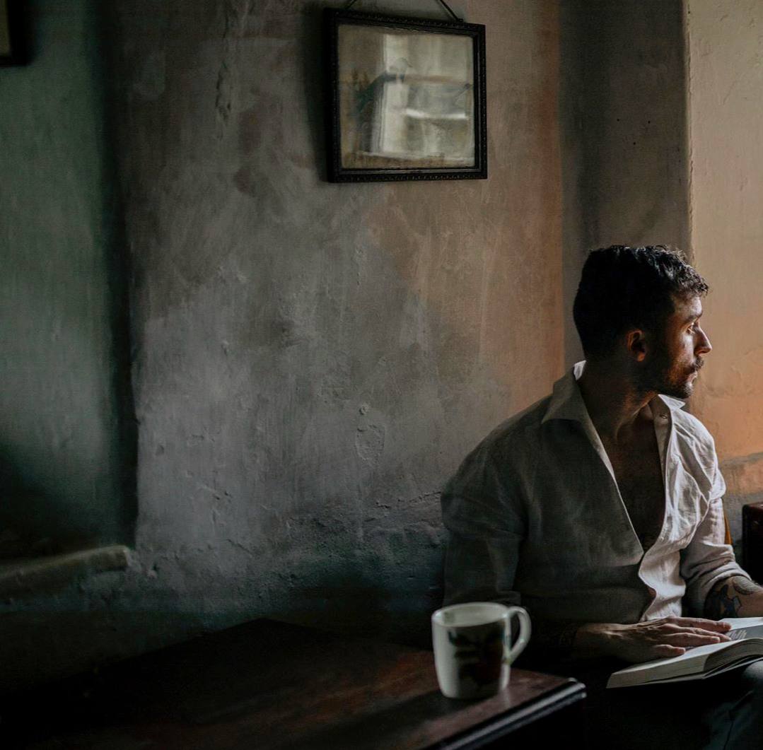 Проблема этого мира в том, что глупцы и фанатики слишком уверены в себе, а умные люди полны...