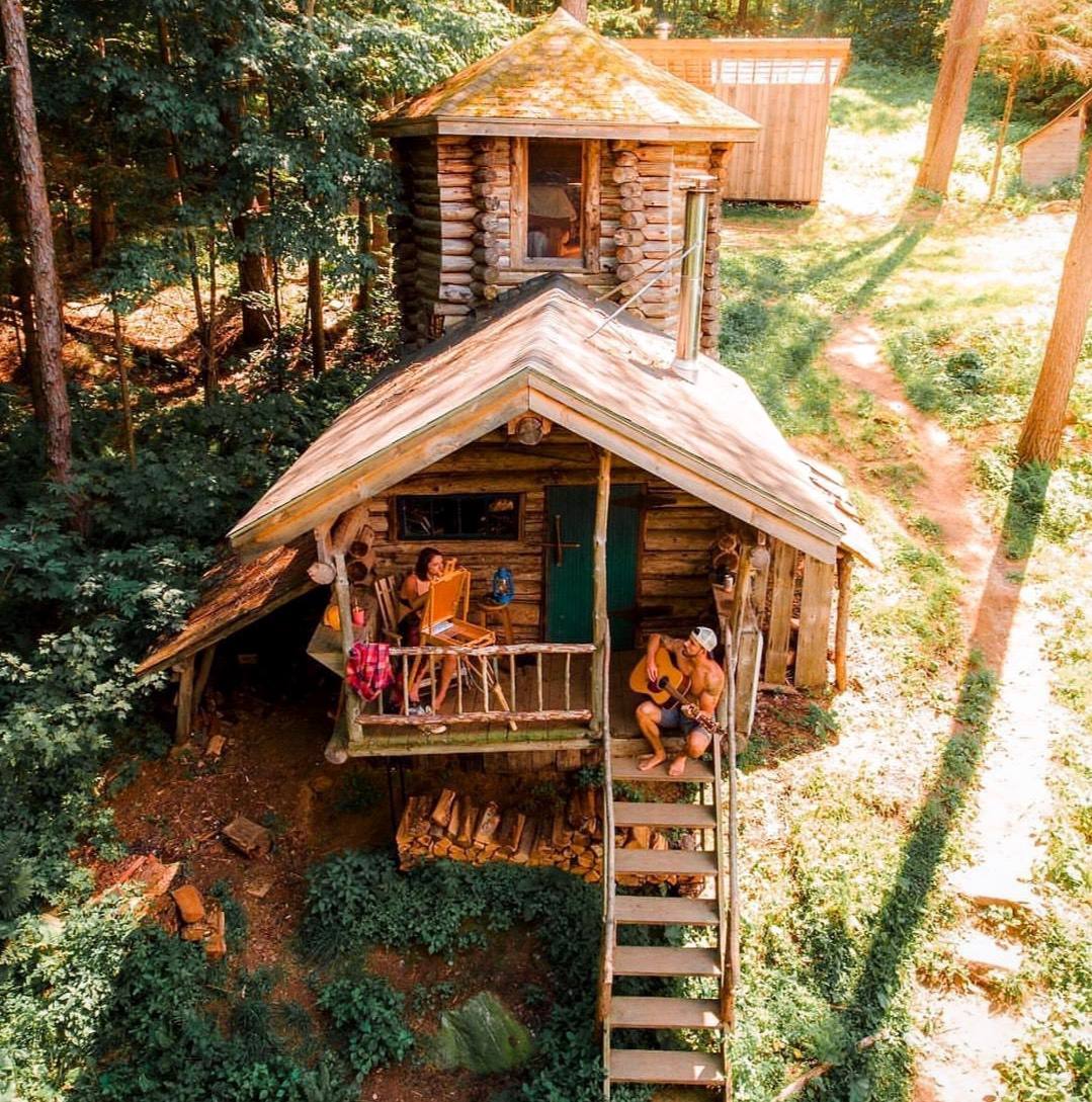 Большинство людей, видимо, никогда не задумывается над тем, что такое дом, и всю жизнь терпит...