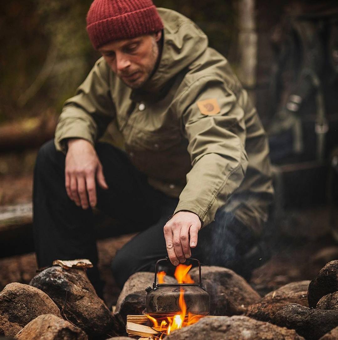 Живя с людьми, не забывай того, что ты узнал в уединении