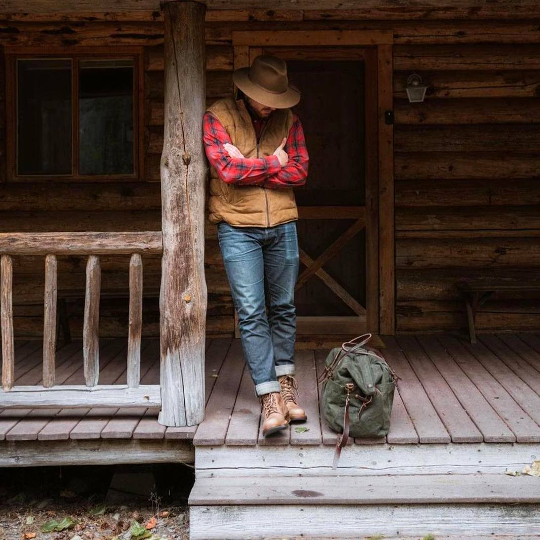 И вдруг меня охватывает несказанная печаль, которую несёт в себе время; оно течёт и течёт, и...