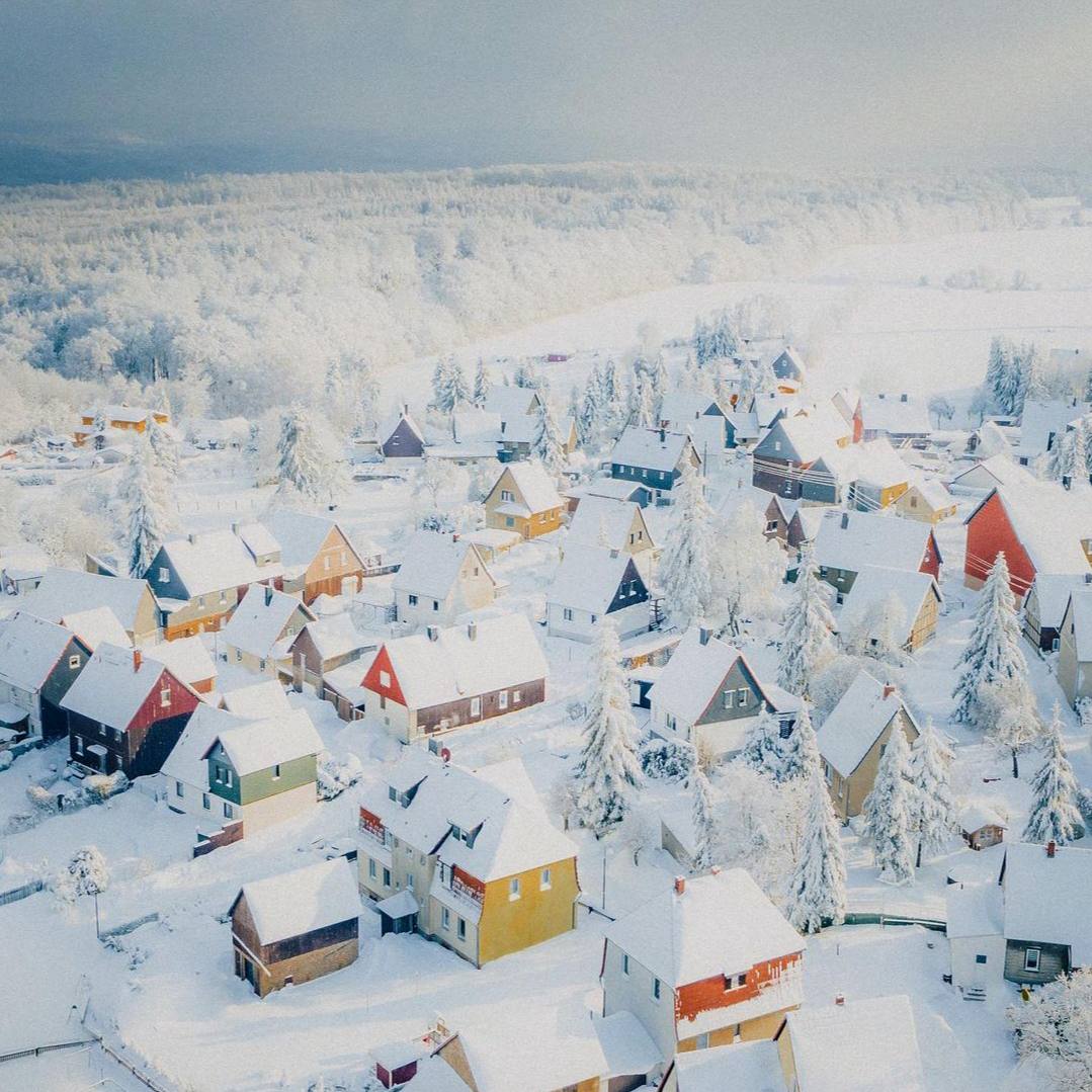 Человек, мечтающий покинуть место, где он живёт, явно несчастлив.