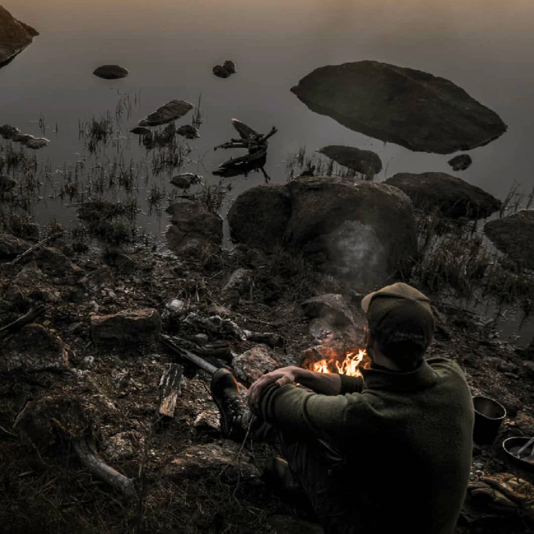 А к вечеру где-нибудь около лесных вод человек садится у костра и рядом с ним садится тишина.