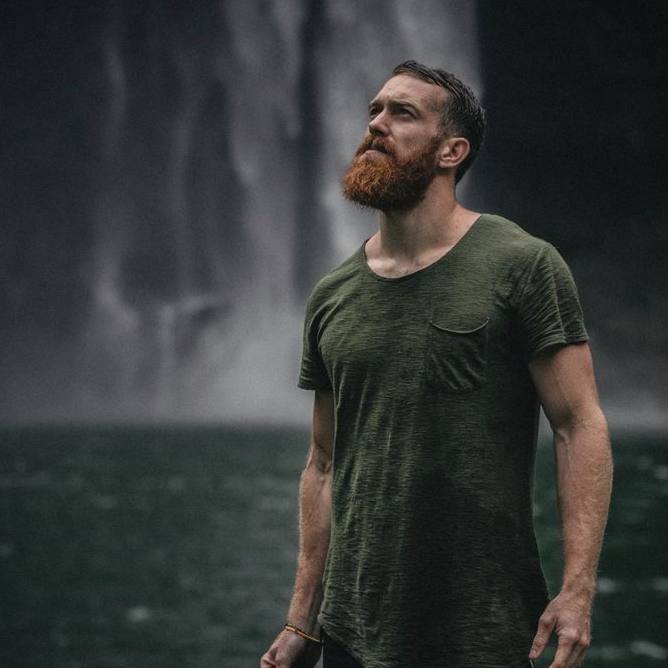 Человек всё делает наоборот. Спешит стать взрослым, а потом вздыхает о прошедшем детстве