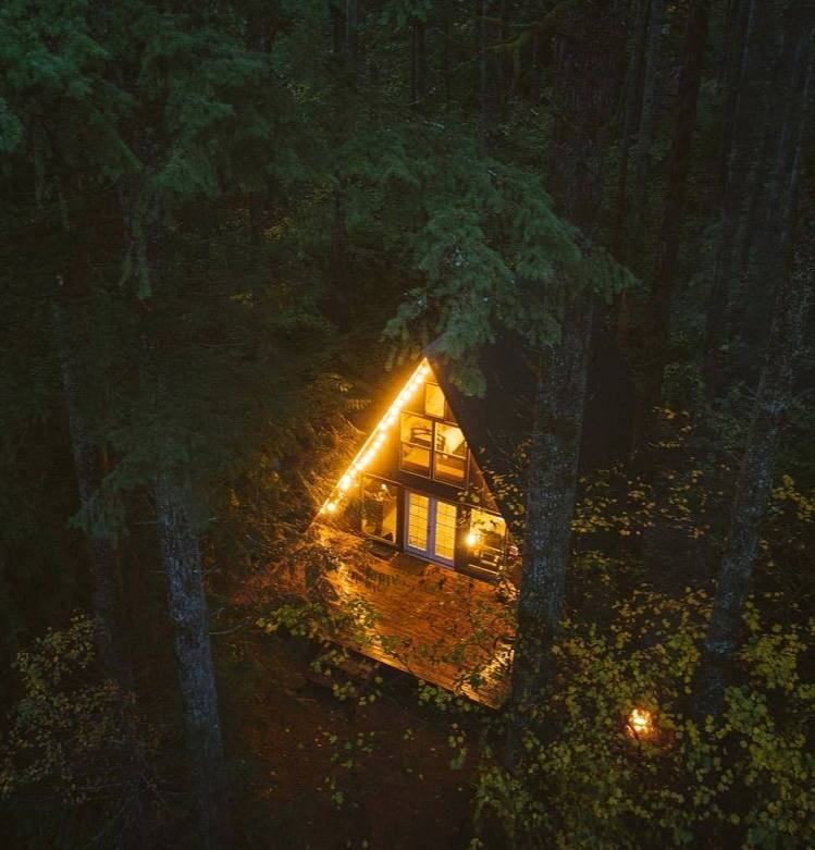 Счастлив тот, кто устроил своё существование так, что оно соответствует особенностям его характера.