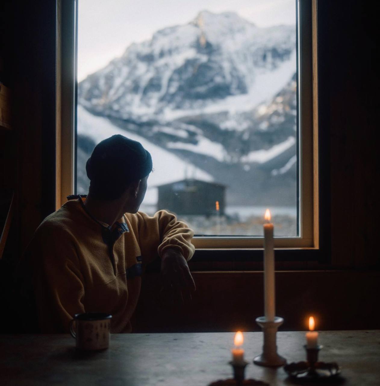 Мир вовсе не в твоих книгах и картах. Он вон там — за окном.