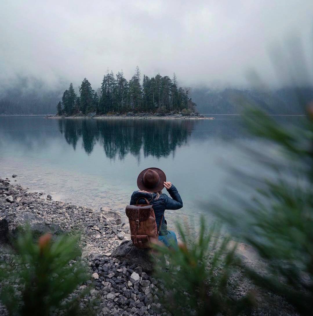 Окружите себя прекрасными вещами. В жизни полно грусти — но найдите свою радугу и не отпускайте ее