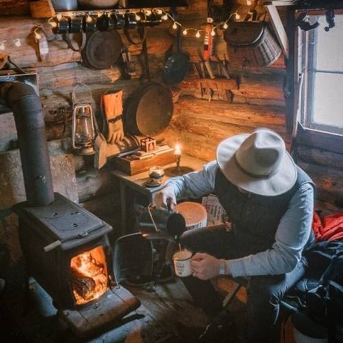 Чем меньше удобств, тем меньше потребностей, а чем меньше потребностей, тем человек счастливее.