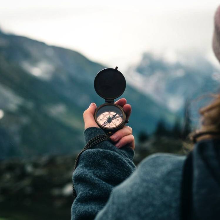 Всегда следуй за стрелкой компаса — она знает, когда дрожать.