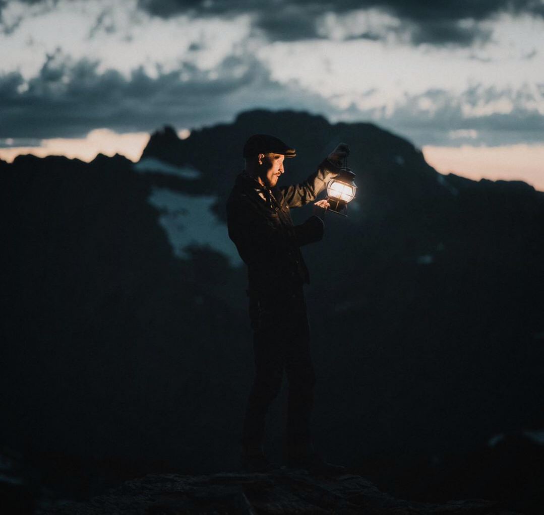 Совесть — это моральный светильник, озаряющий хороший путь; но когда сворачивают на плохой, то его...