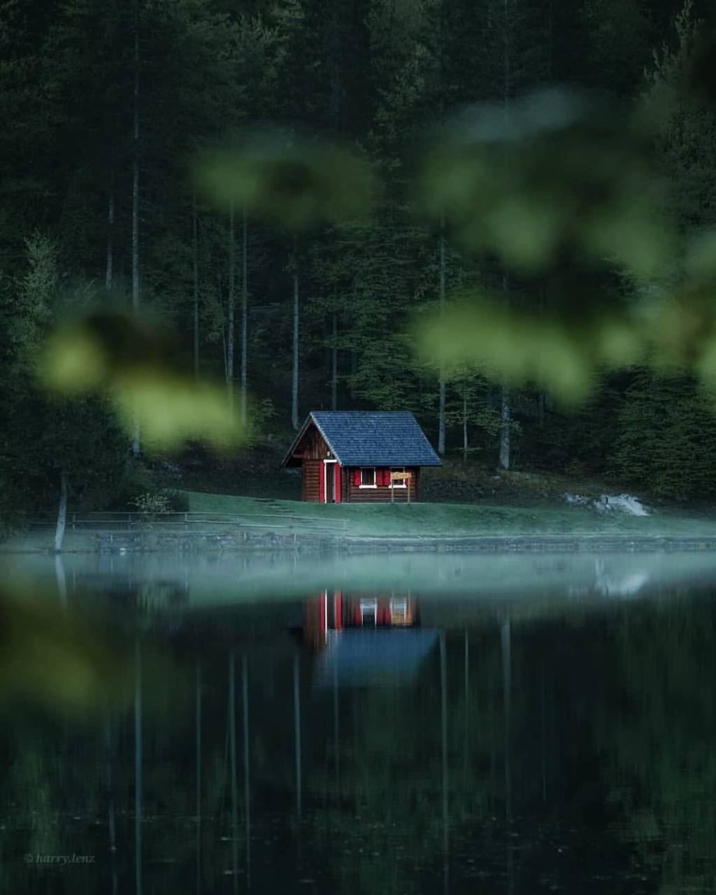 Дом защищает мечтателя: дома, которые нам дороги, — это те, в которых мы можем грезить в тишине…