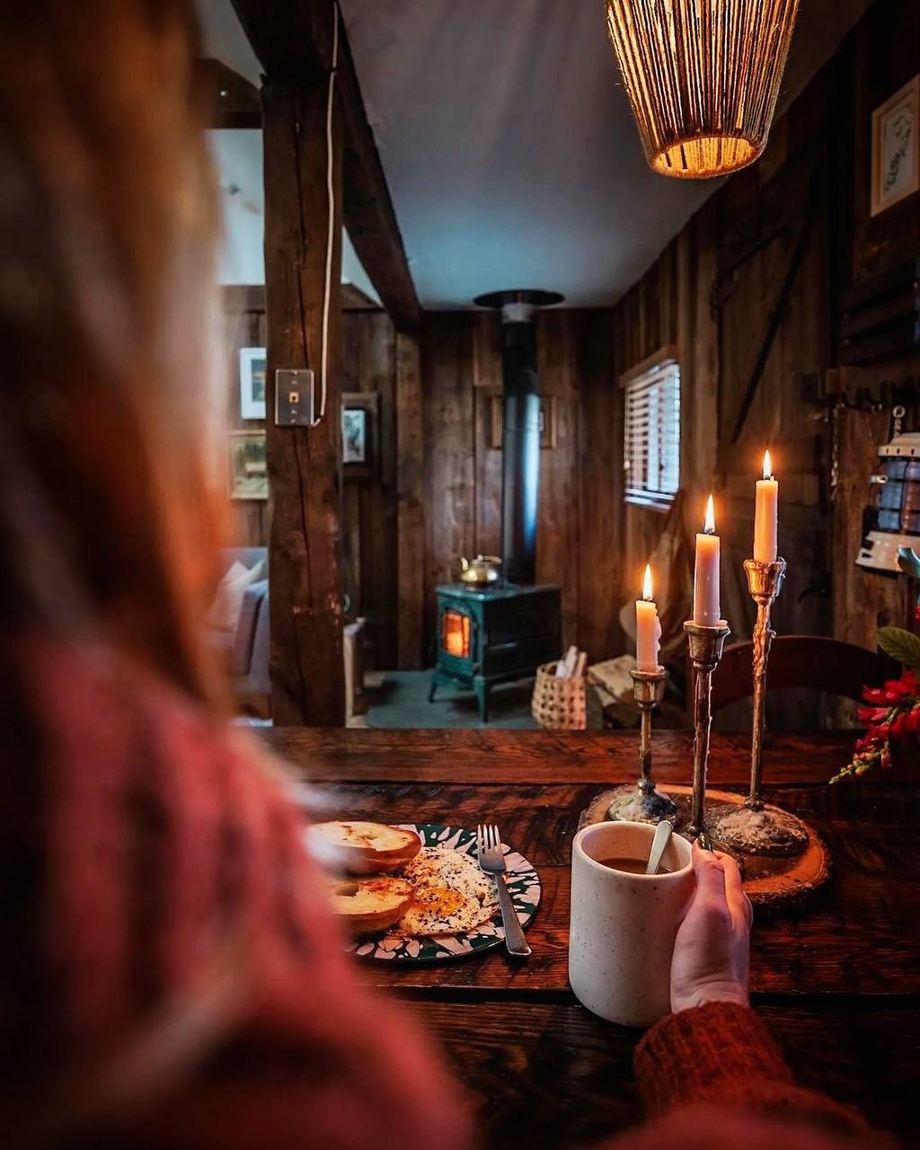 Процесс разжигания огня, наблюдения за его ярким пламенем и медленным шипящим затуханием словно...