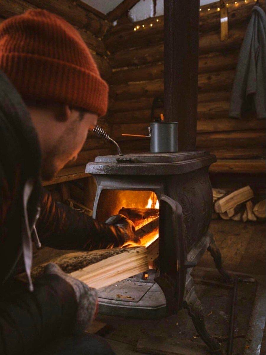 Процесс разжигания огня, наблюдения за его ярким пламенем и медленным шипящим затуханием словно...
